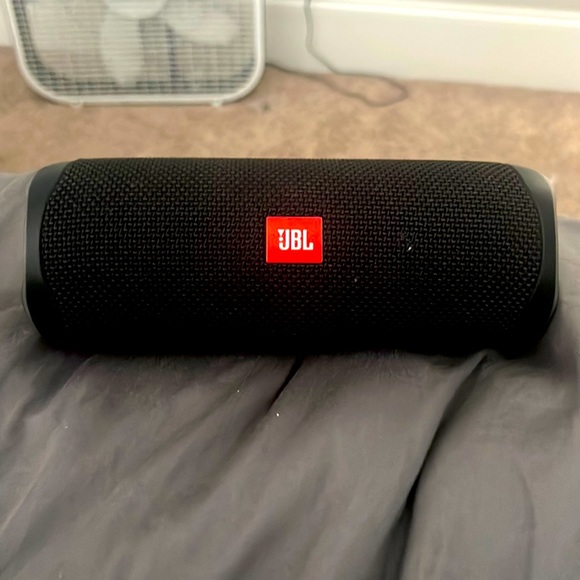 Jbl speaker comes with a charger - Picture 1 of 1